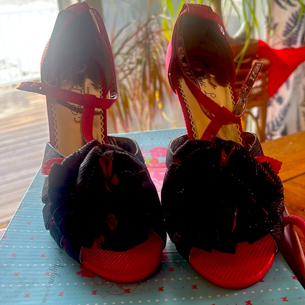 Gorgeous Poetic License sandals. inbox. Never worn. Size 7 1/2.
